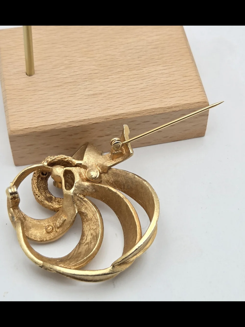 Vintage Coro Gold Tone Swirl Ribbon Brooch Pin